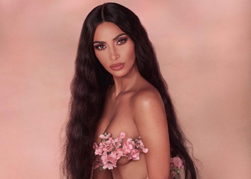 H Kim Kardashian ετοιμάζει συλλογή μακιγιάζ με έμπνευση από τα άνθη κερασιάς
