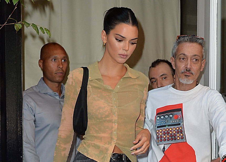 Βαρέθηκες το παλιό σου τζιν; Η Kendall Jenner σου δείχνει πως να το “μεταμορφώσεις”