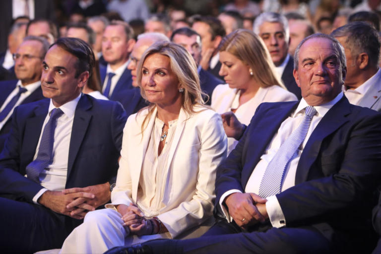 ΔΕΘ 2018: «Έλαμψε» στα ολόλευκα η Μαρέβα Μητσοτάκη – Δίπλα – δίπλα με τον Κωνσταντίνο Καραμανλή [pics]