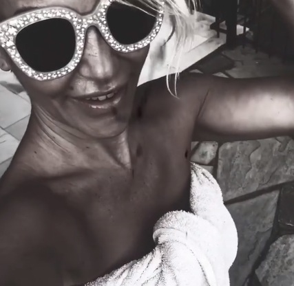 Νατάσα Καλογρίδη: Με τα εσώρουχα… στο κρεβάτι της! Το βίντεο στο instagram