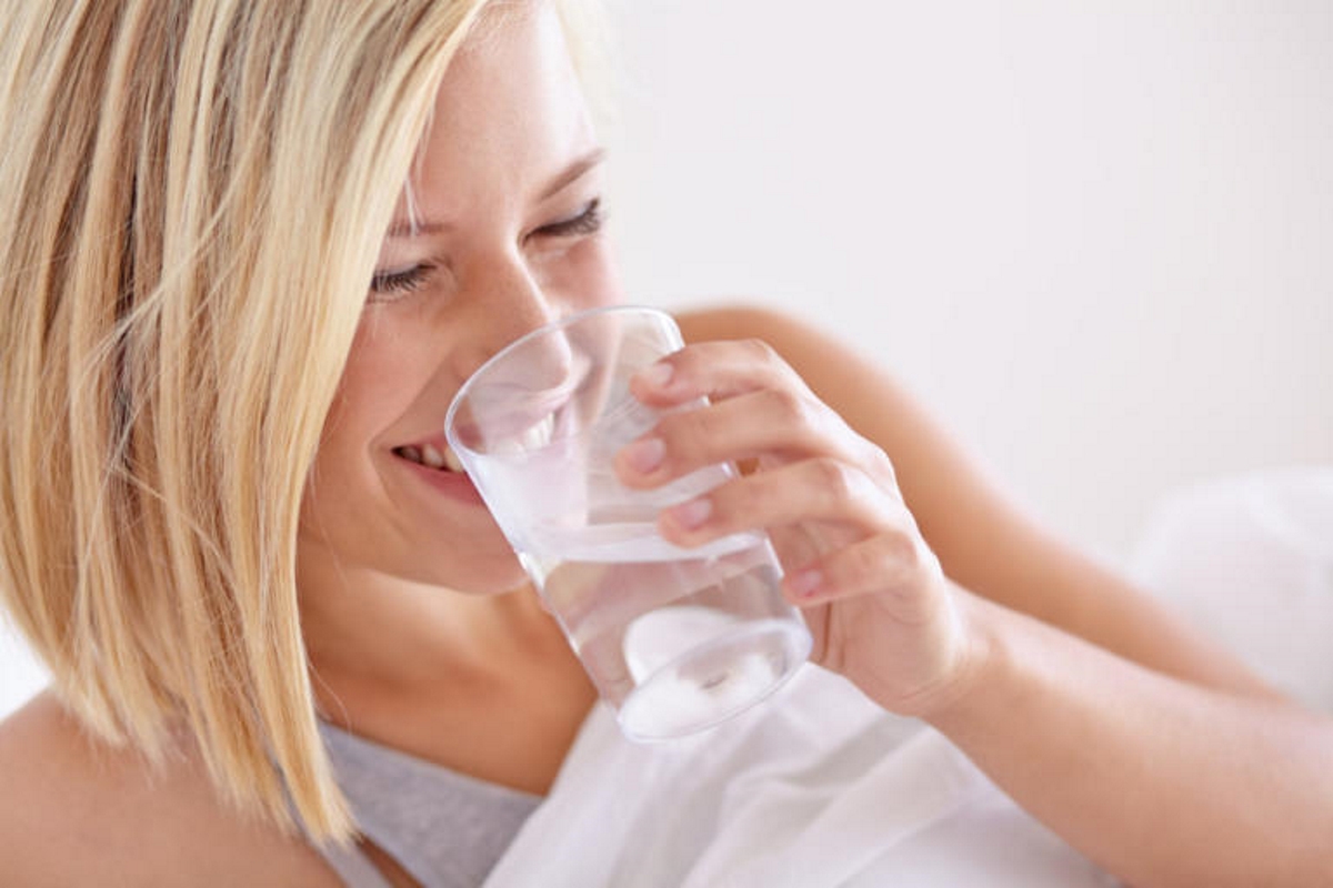 Τι συμβαίνει στο σώμα αν πίνεις νερό με άδειο στομάχι μόλις ξυπνάς;