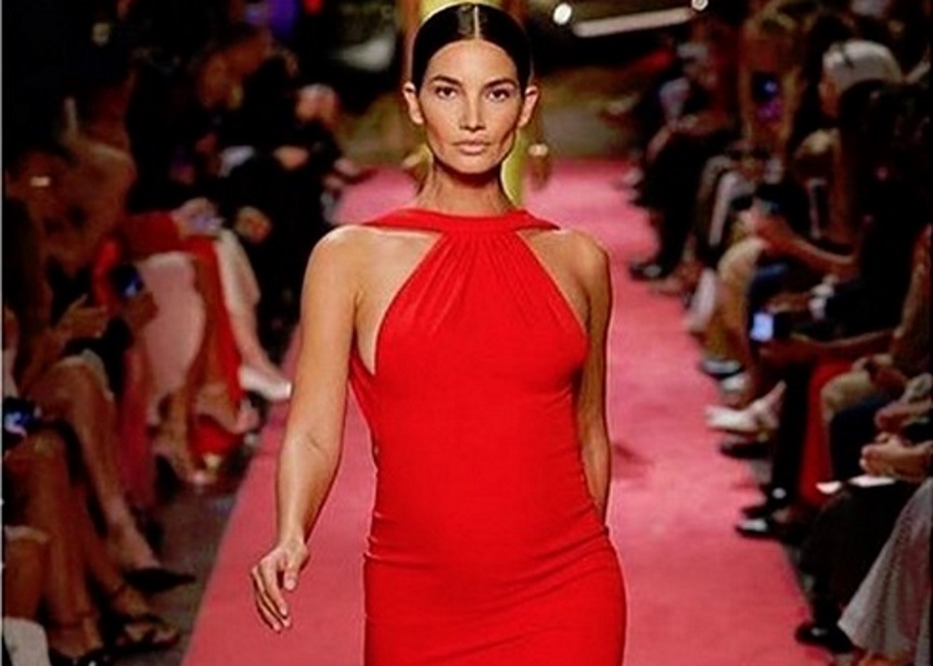 Η Lily Aldridge περπάτησε στο NYFW στον πέμπτο μήνα της εγκυμοσύνης της!