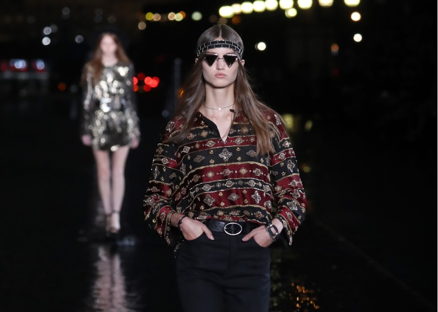 Saint Laurent: Ένα εντυπωσιακό show στον Πύργο του Άιφελ με τα μοντέλα να περπατούν στο νερό