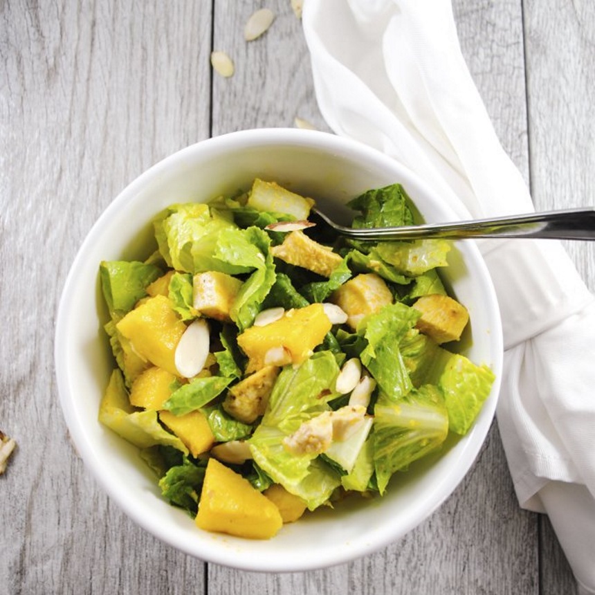 Σαλάτα με κοτόπουλο, μάνγκο και dressing από καρότο και τζίντζερ