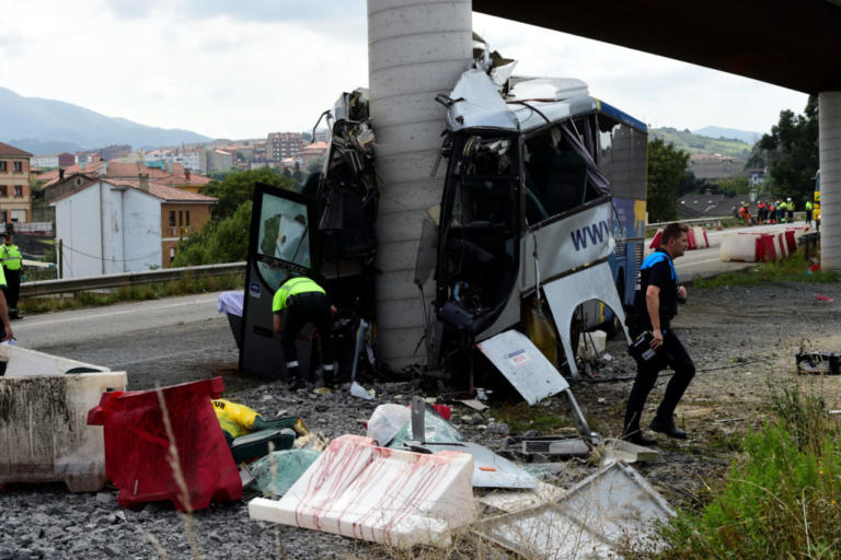 Τραγωδία στην Ισπανία – Λεωφορείο «καρφώθηκε» σε υποστήλωμα γέφυρας – Πέντε νεκροί και 20 τραυματίες [pics]