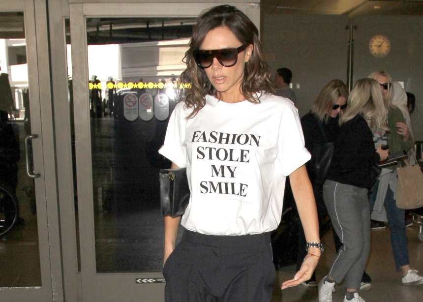 Το νέο slogan t-shirt της Victoria Beckham έχει εντελώς αντίθετο νόημα με τα προηγούμενα!
