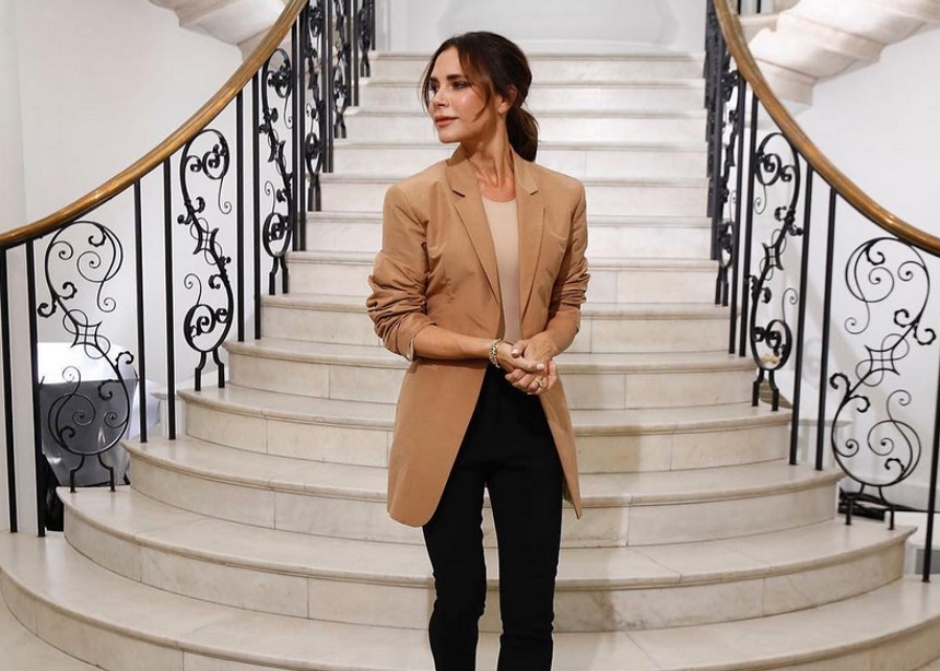 Victoria Beckham: Μια νέα συλλογή με basic κομμάτια κι ένα trend στα παντελόνια που λατρέψαμε