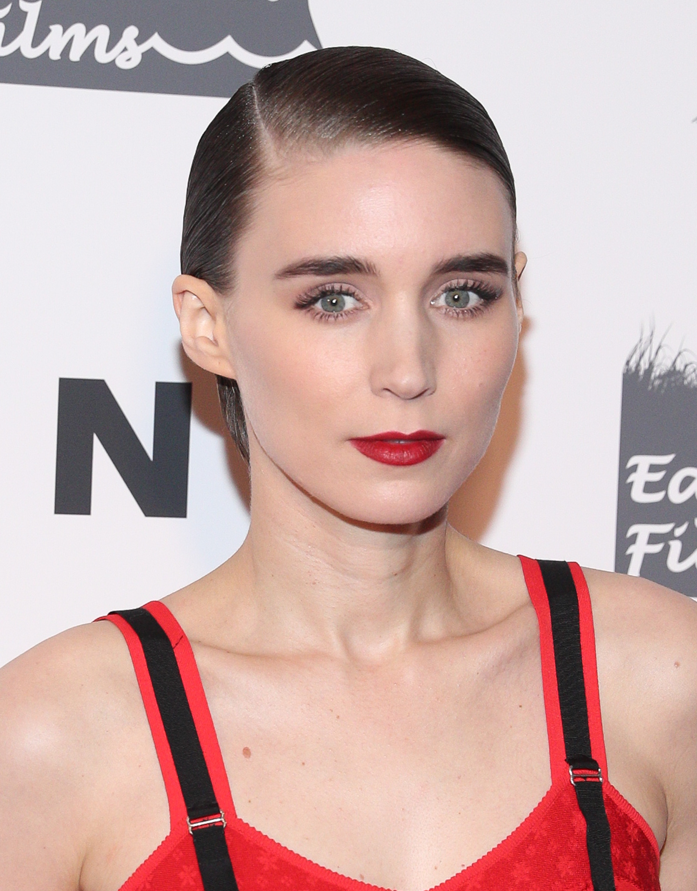 H Rooney Mara πρωταγωνιστεί στην νέα καμπάνια του αρώματος Givenchy (που πρέπει να μυρίσεις)!