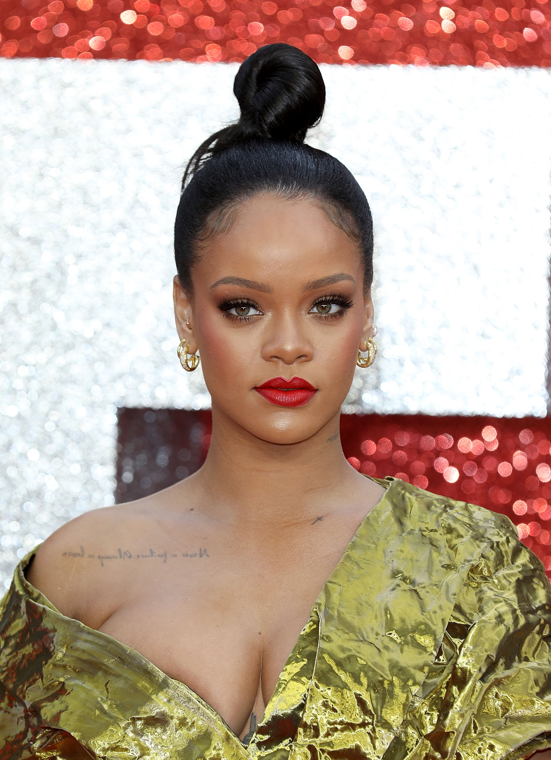 Η Rihanna κάνει το πρώτο της makeup tutorial στο youtube!