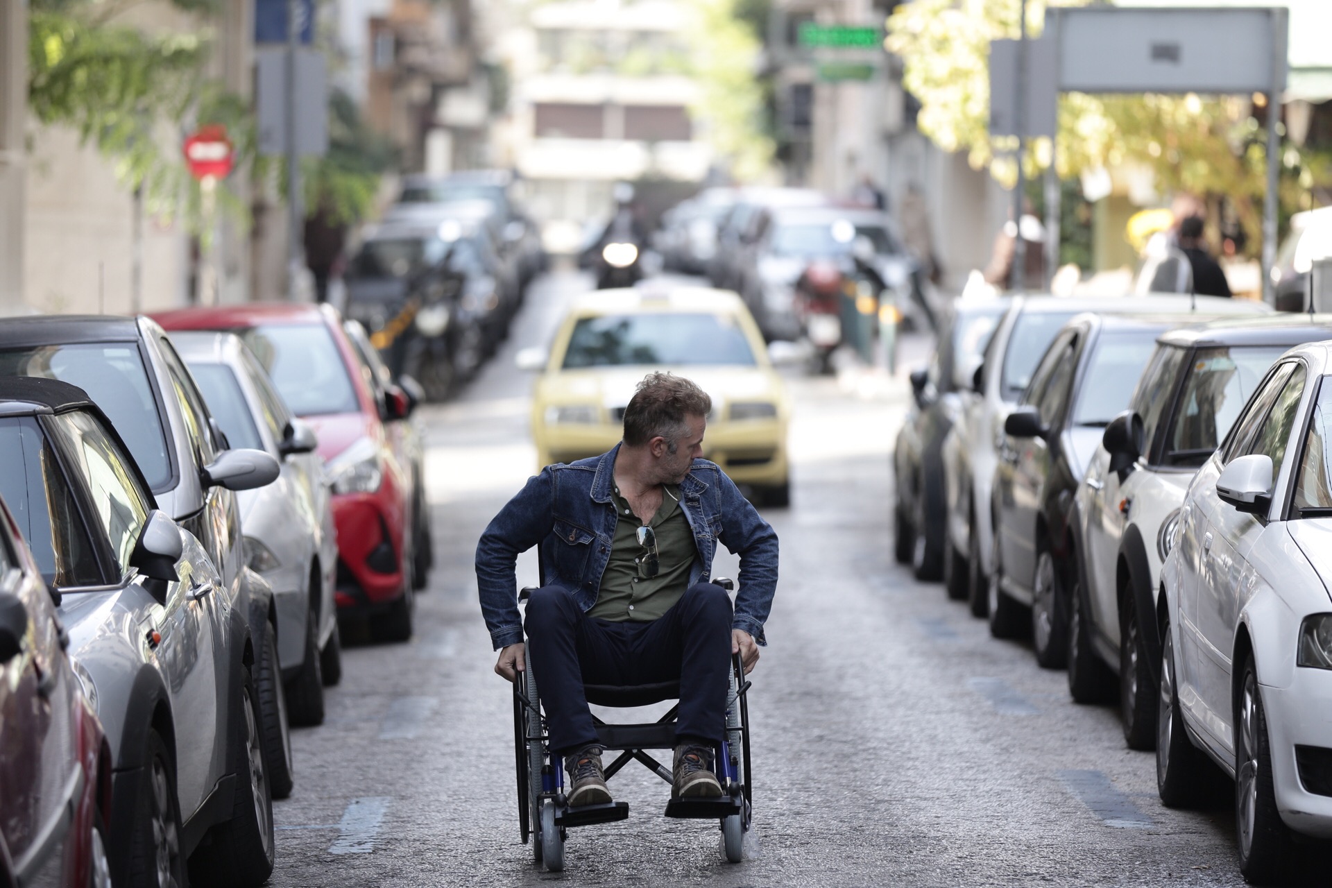 O ηθοποιός Χρήστος Λούλης σε αναπηρικό καροτσάκι γυρίζει την Αθήνα για την καμπάνια του “Ποταμιού”