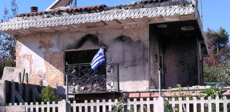 Ύψωσε τη γαλανόλευκη στο καμένο σπίτι της στο Μάτι για την 28η Οκτωβρίου! | tlife.gr Ύψωσε τη γαλανόλευκη στο καμένο σπίτι της στο Μάτι για την 28η Οκτωβρίου! | tlife.gr