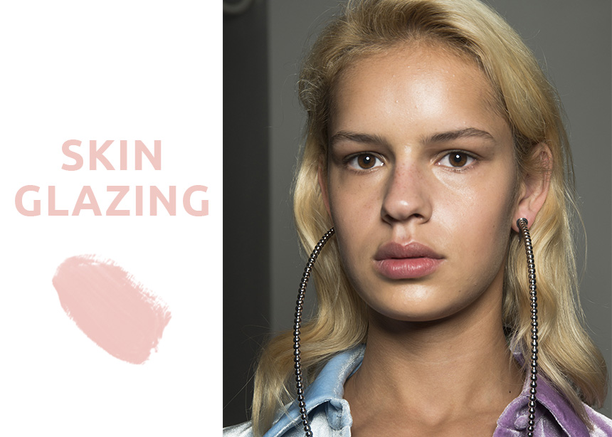 Skin glazing: η τελευταία εμμονή της beauty editor και πώς το πετυχαίνει!