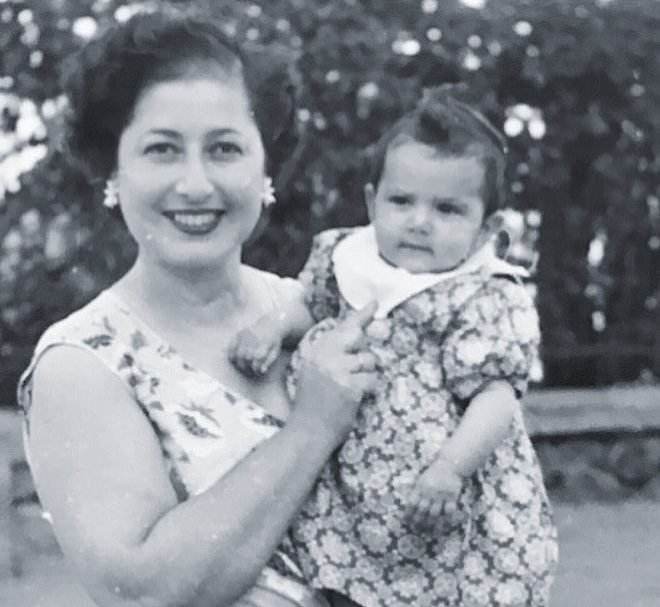 Το μωρό της φωτογραφίας είναι διάσημη Ελληνίδα τραγουδίστρια που σήμερα κλείνει τα 64 χρόνια της!