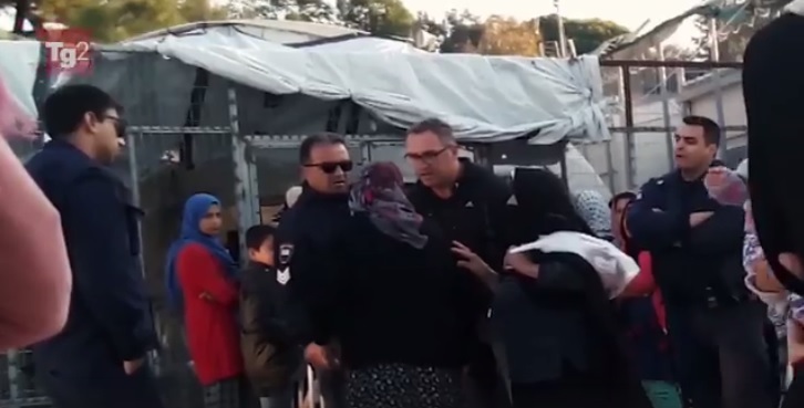 Μόρια: Σε διαθεσιμότητα ο νταής αστυνομικός που έβρισε ηλικιωμένη – Το βίντεο της ντροπής | tlife.gr Μόρια: Σε διαθεσιμότητα ο νταής αστυνομικός που έβρισε ηλικιωμένη – Το βίντεο της ντροπής | tlife.gr