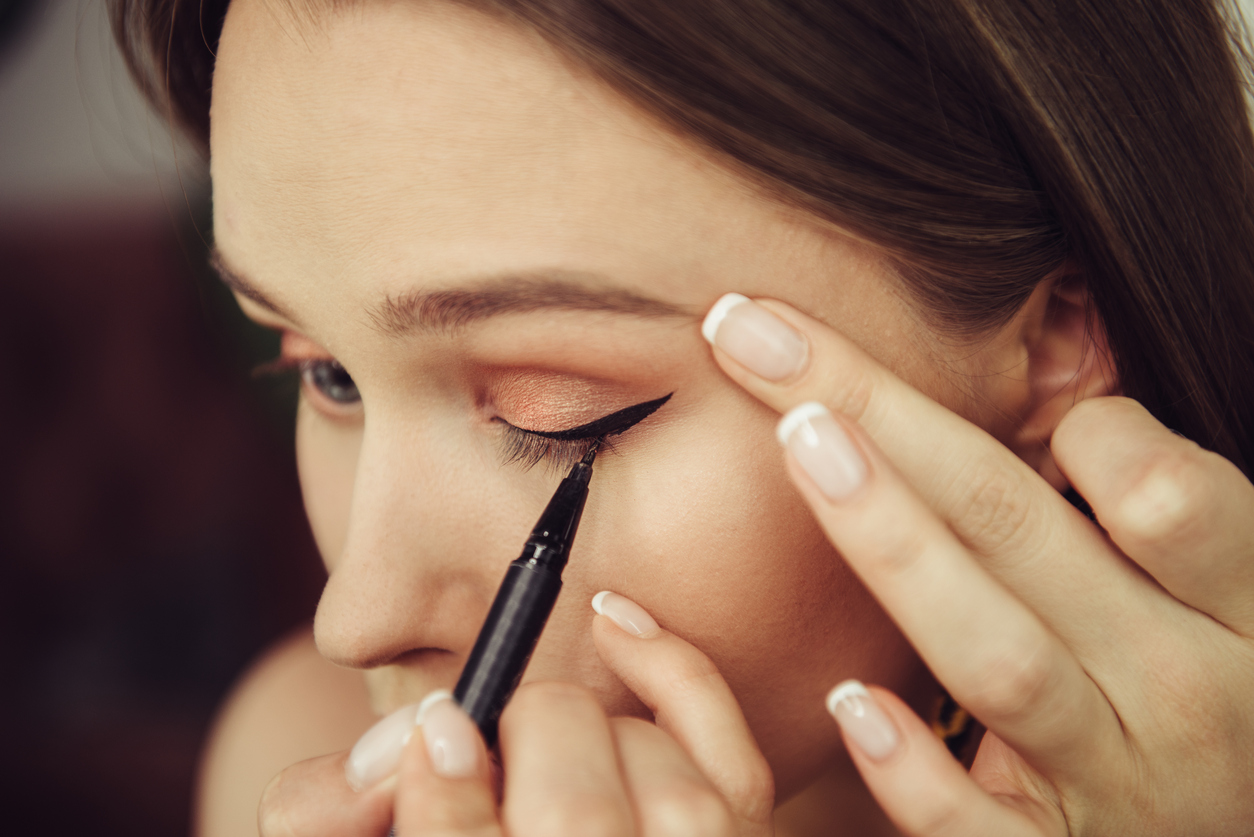 Προσοχή με το eyeliner: Τι μπορεί να πάθουν τα μάτια! | tlife.gr Προσοχή με το eyeliner: Τι μπορεί να πάθουν τα μάτια! | tlife.gr