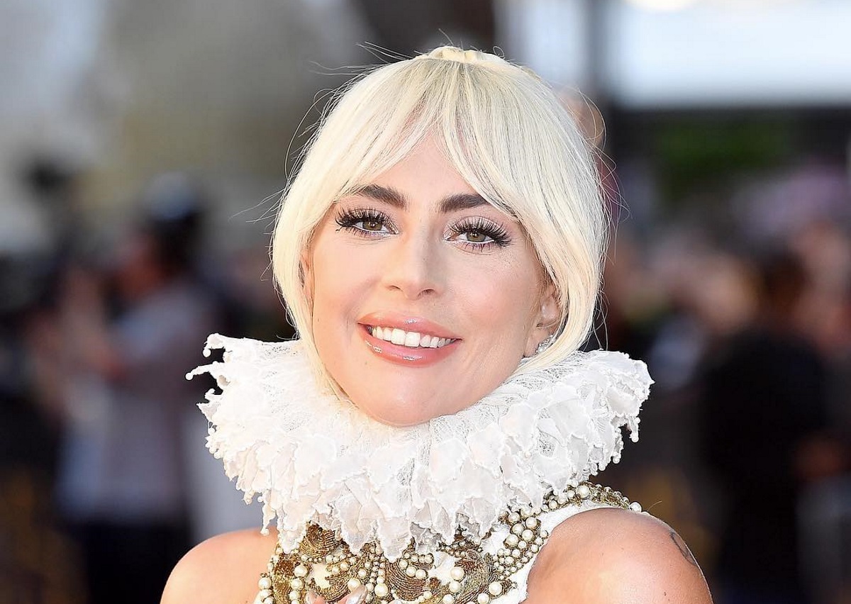 Lady Gaga: Μόλις επιβεβαίωσε τον αρραβώνα της με τον σύντροφό της! [pic]