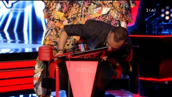 The Voice: Απίθανο απρόοπτο την ώρα του show! “Κόλλησε” η καρέκλα του Πάνου Μουζουράκη… | tlife.gr