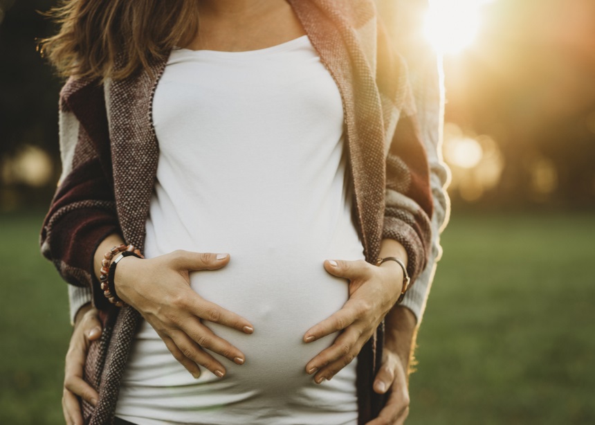 Πρήξιμο στην εγκυμοσύνη: Οι τροφές που θα σε βοηθήσουν και τι χρειάζεται να αποφεύγεις