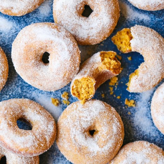 Κεκάκια “ντόνατ” με γεύση pumpkin pie | tlife.gr Κεκάκια “ντόνατ” με γεύση pumpkin pie | tlife.gr