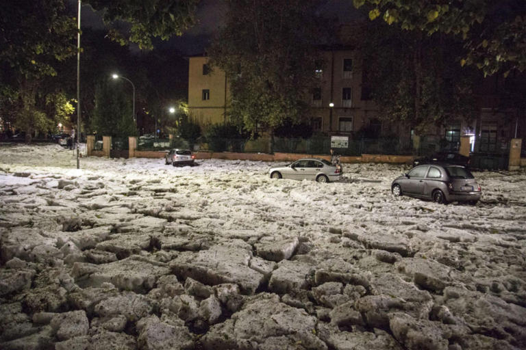 Χαλαζόπτωση μαμούθ στη Ρώμη – Βυθίστηκαν τα πάντα κάτω από το χαλάζι