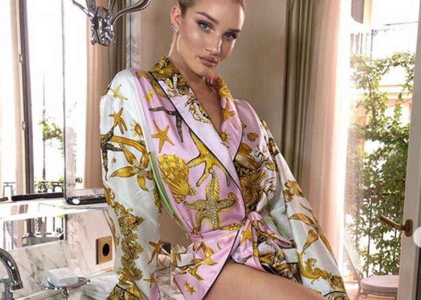 Η Rosie Huntington-Whiteley ορκίζεται σε αυτό το gel προσώπου! PS: το χρησιμοποιεί και στο ξύρισμα!