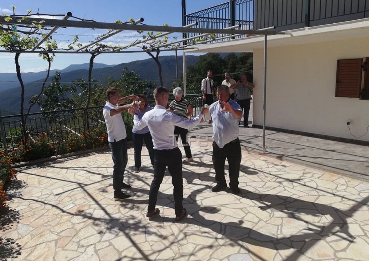 Μαρία Μενούνος: Με τραγούδια και χορούς η προετοιμασία της νύφης στο Άκοβο! Φωτογραφίες και βίντεο από το σπίτι