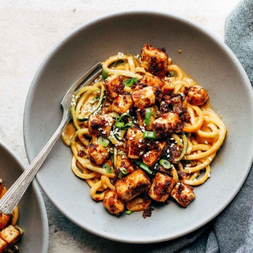 Zoodles με tofu και ιδιαίτερη σάλτσα