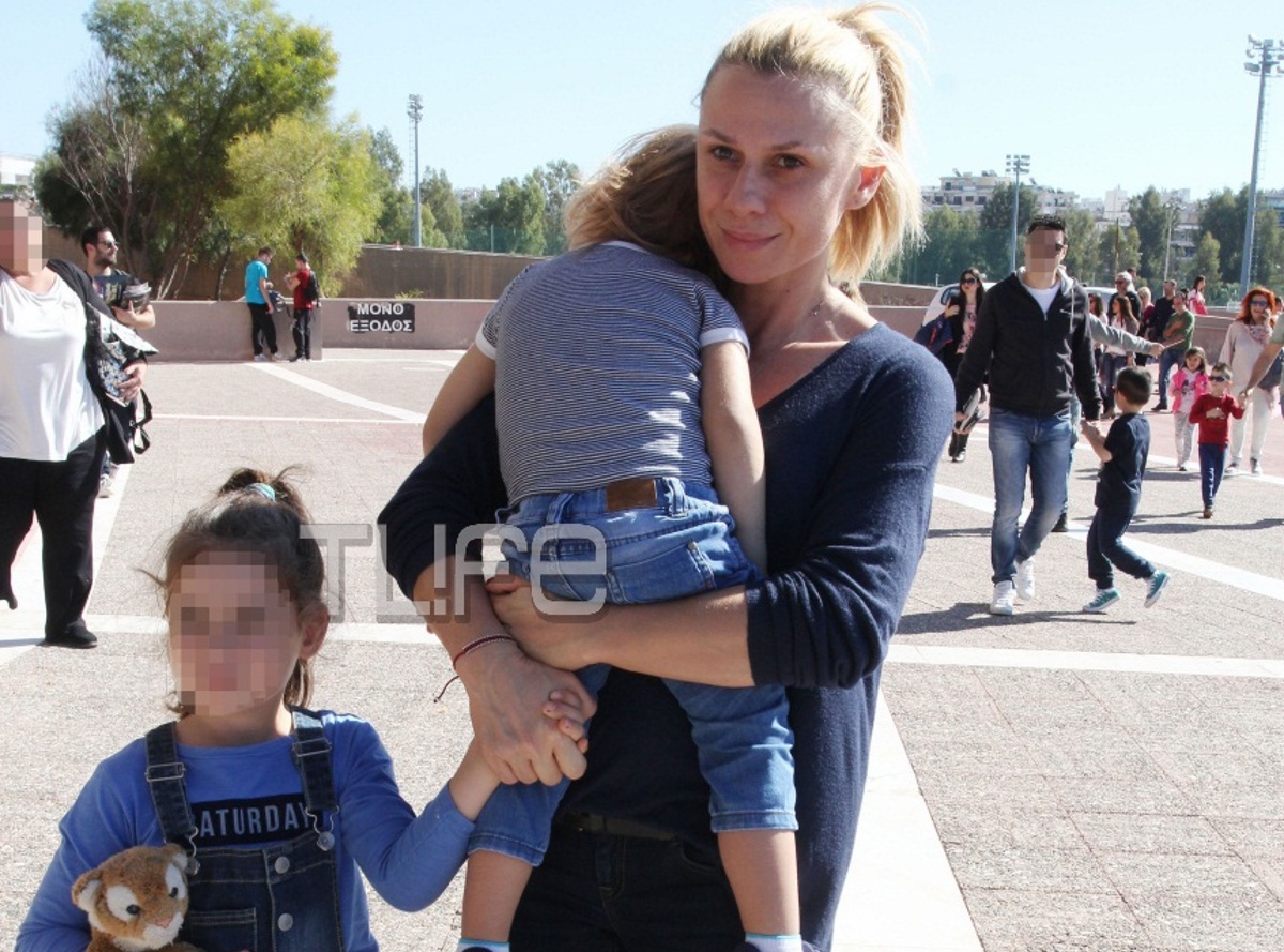 Κατερίνα Καραβάτου: Σπάνια δημόσια έξοδος μαζί με τα δύο παιδιά της! [pics]