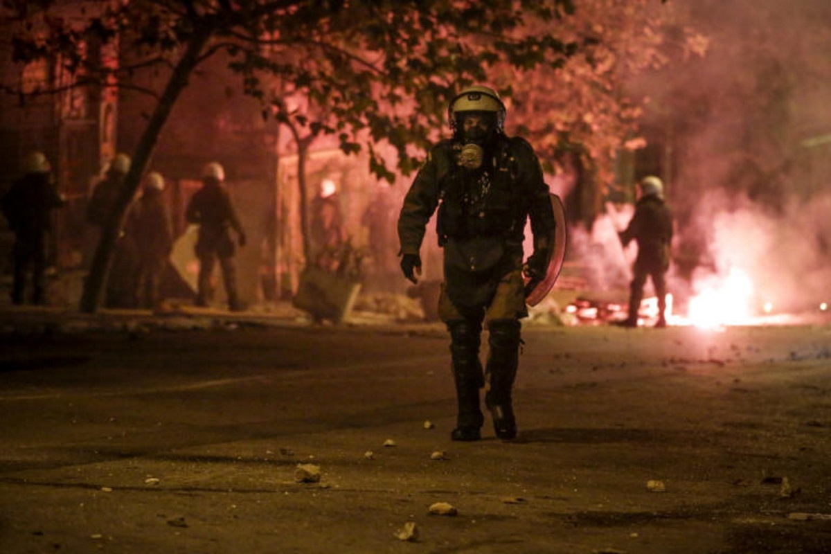 Πολεμικό τοπίο στο κέντρο της Αθήνας μετά την πορεία για το Πολυτεχνείο [pics]