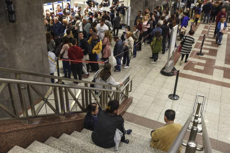 Καθυστερήσεις, ουρές και ταλαιπωρία στο Μετρό καταγγέλλουν οι επιβάτες | tlife.gr Καθυστερήσεις, ουρές και ταλαιπωρία στο Μετρό καταγγέλλουν οι επιβάτες | tlife.gr