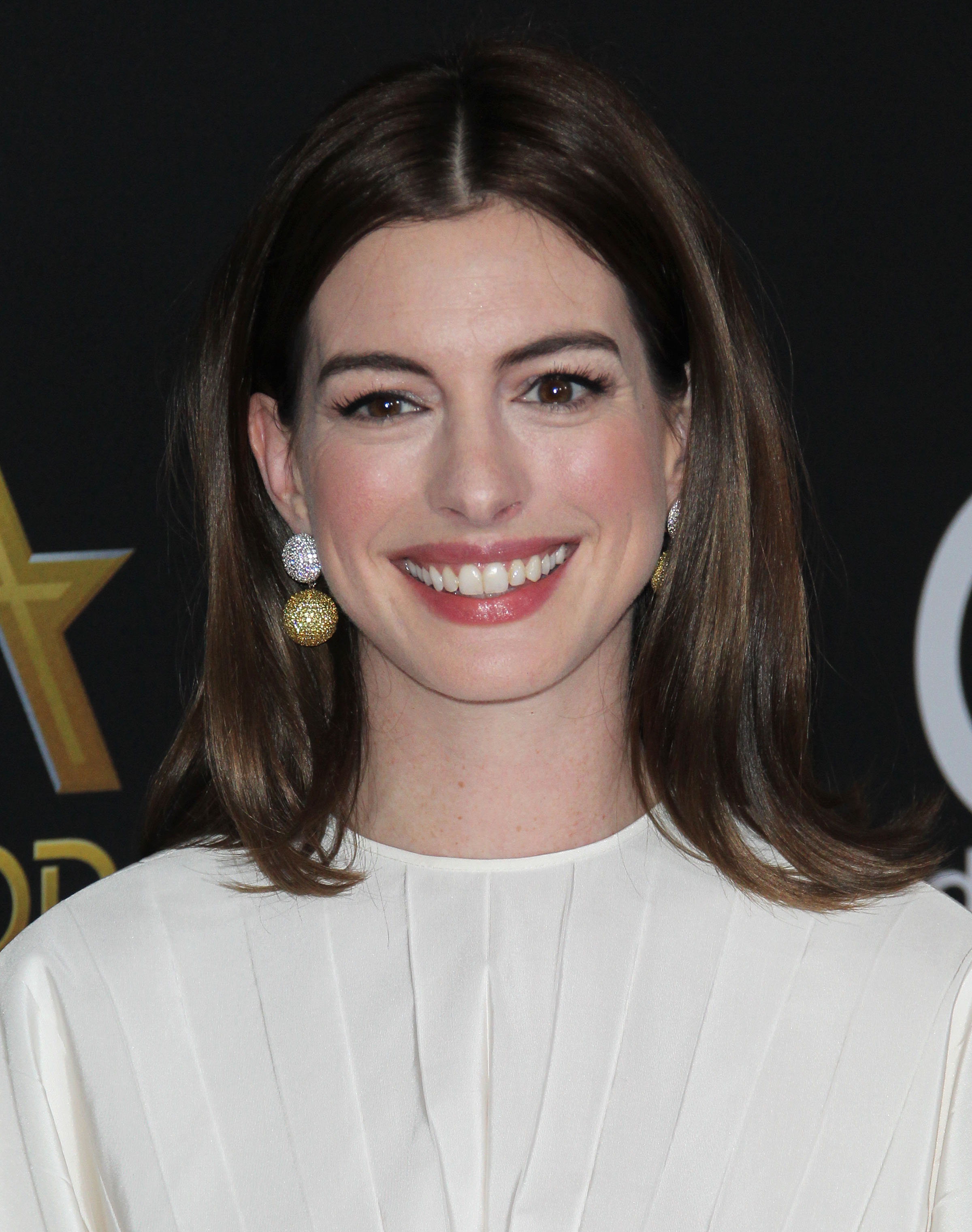 Η Anne Hathaway έβαψε τα μαλλιά της ένα χρώμα που δεν το περιμέναμε!