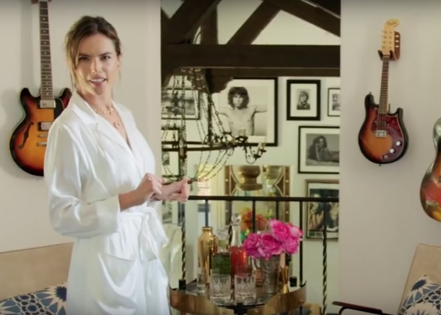 Η Alessandra Ambrosio μας ξεναγεί στο σπίτι της στην Santa Monica