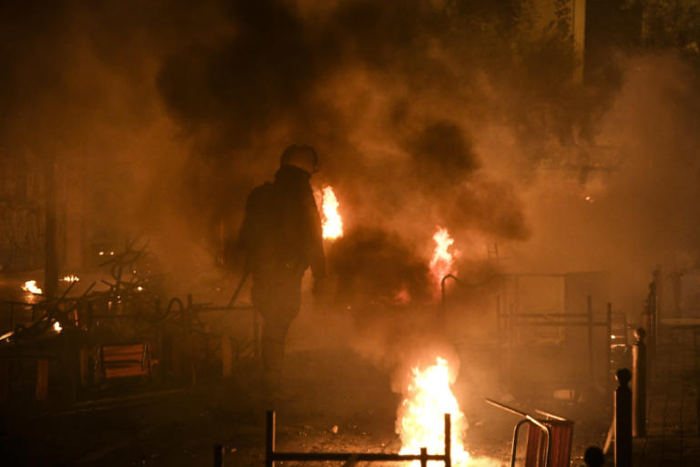 Νύχτα “κόλαση” στα Εξάρχεια – 19 συλλήψεις για τα επεισόδια στο Πολυτεχνείο | tlife.gr