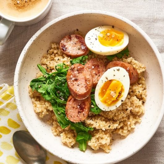 Πρωινό grain bowl με λουκάνικο κοτόπουλου και αυγό | tlife.gr Πρωινό grain bowl με λουκάνικο κοτόπουλου και αυγό | tlife.gr