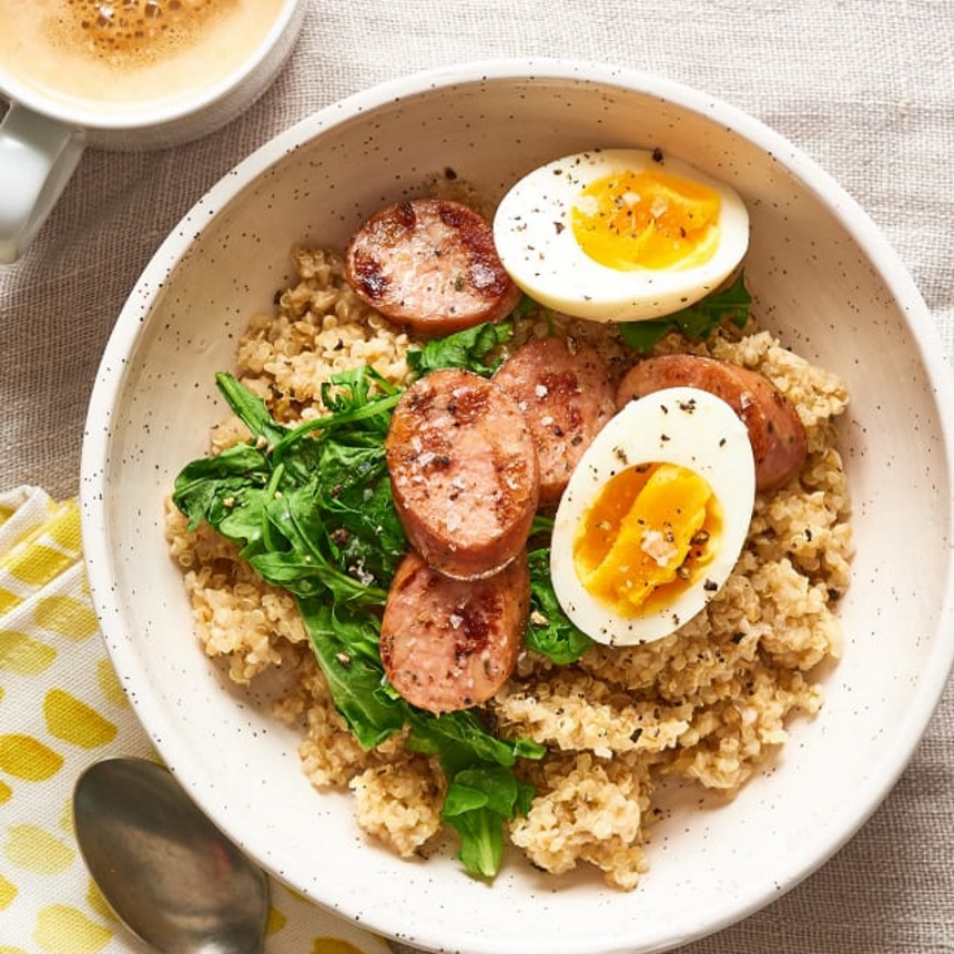 Πρωινό grain bowl με λουκάνικο κοτόπουλου και αυγό