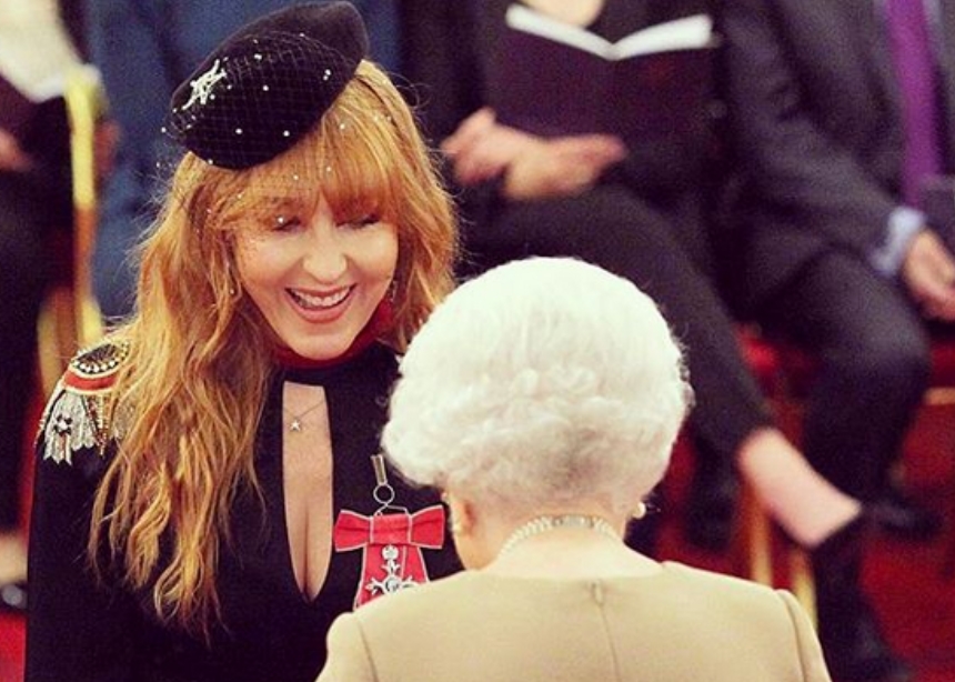 Charlotte Tilbury: η makeup artist που βάφεται πριν πέσει για ύπνο βραβεύτηκε από τη βασίλισσα!