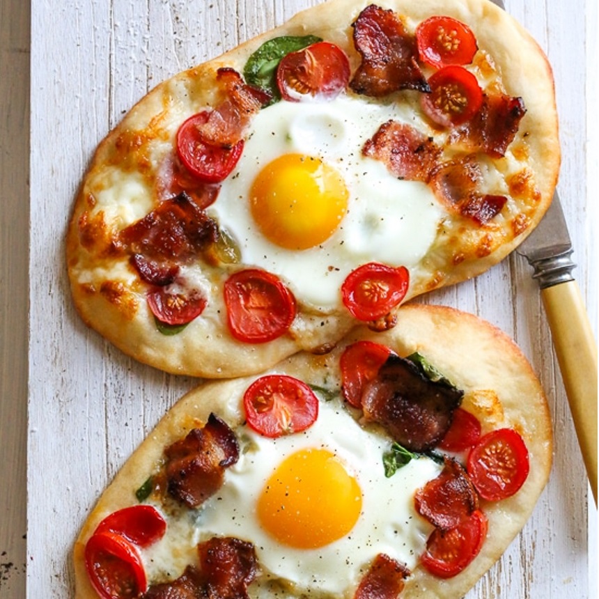 Ατομική πίτσα με αυγό, λαχανικά και μπέικον