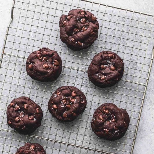 Cookies διπλής σοκολάτας με γέμιση καραμέλας | tlife.gr Cookies διπλής σοκολάτας με γέμιση καραμέλας | tlife.gr
