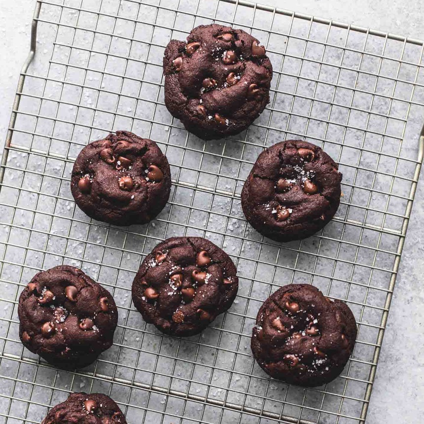 Cookies διπλής σοκολάτας με γέμιση καραμέλας