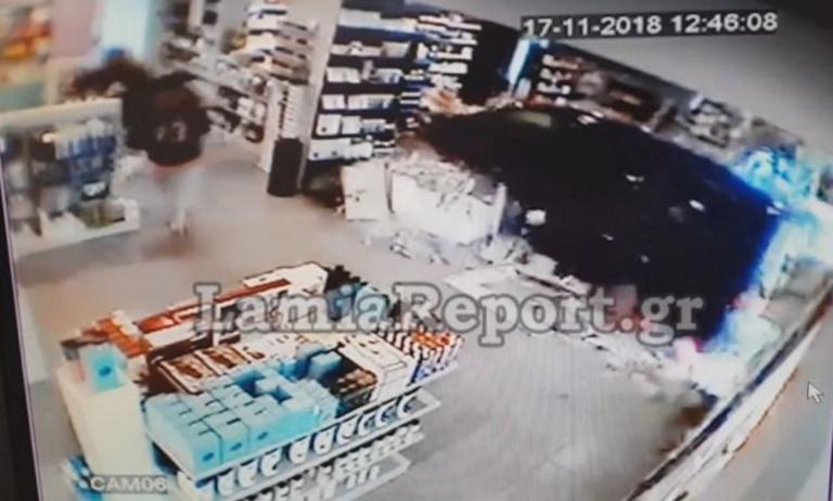 “Εκεί χθες έπαιζαν τα παιδιά μου”! – Συγκλονίζει η εισβολή αυτοκινήτου σε φαρμακείο – video | tlife.gr