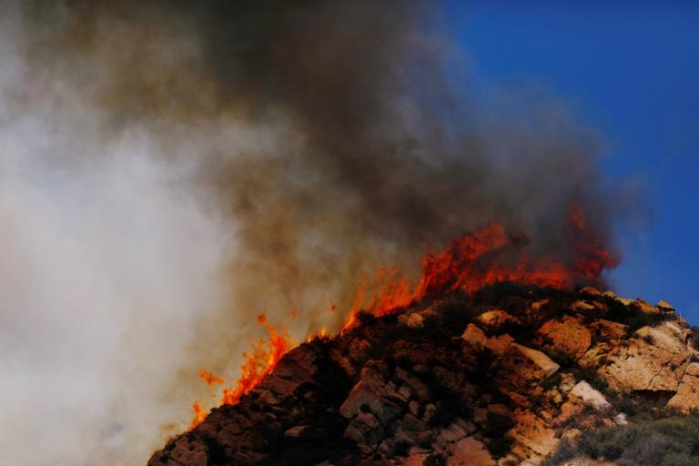 Φωτιά στην Καλιφόρνια: 200 τουλάχιστον αγνοούμενοι! Θυελλώδεις άνεμοι δυναμώνουν τις φλόγες!