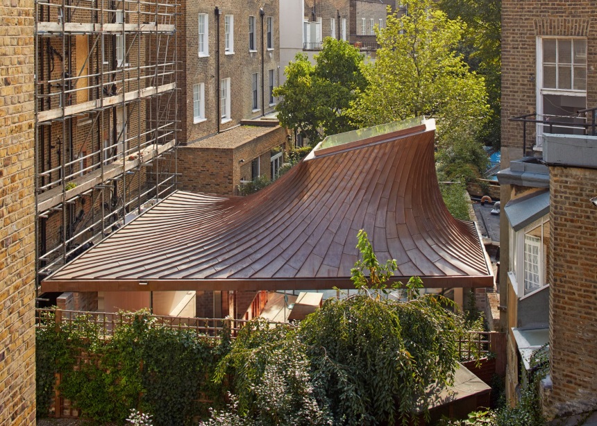 House in a Garden: Αυτή η συναρπαστική μονοκατοικία στο Notting Hill “παίζει” με το φως και το σκοτάδι
