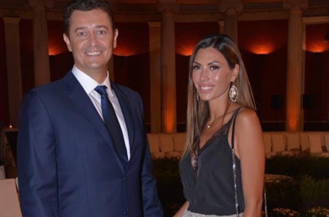 Ιωάννα Μπούκη: Φωτογραφίζει τον Αντώνη Σρόιτερ με την κόρη τους στο σαλόνι μπροστά στο Χριστουγεννιάτικο δέντρο! [pics]