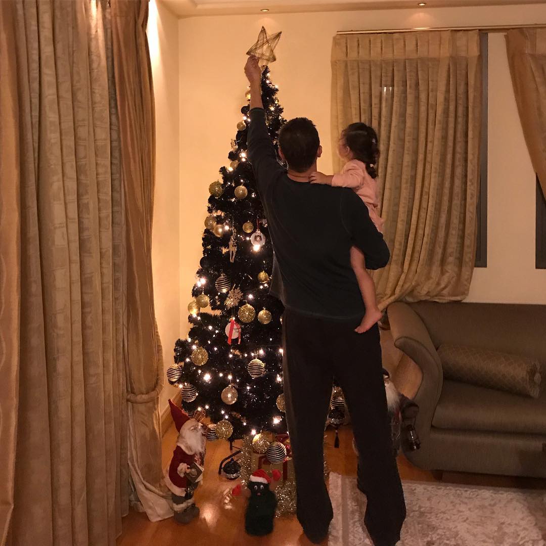 Ιωάννα Μπούκη: Φωτογραφίζει τον Αντώνη Σρόιτερ με την κόρη τους στο σαλόνι μπροστά στο Χριστουγεννιάτικο δέντρο! (εικόνες)