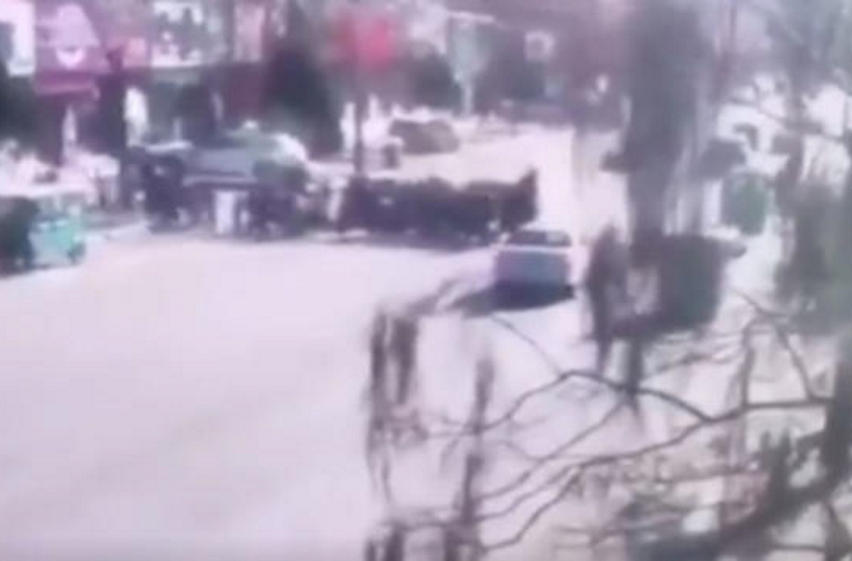 Η στιγμή που αυτοκίνητο πέφτει πάνω σε μαθητές στην Κίνα! Video ντοκουμέντο!