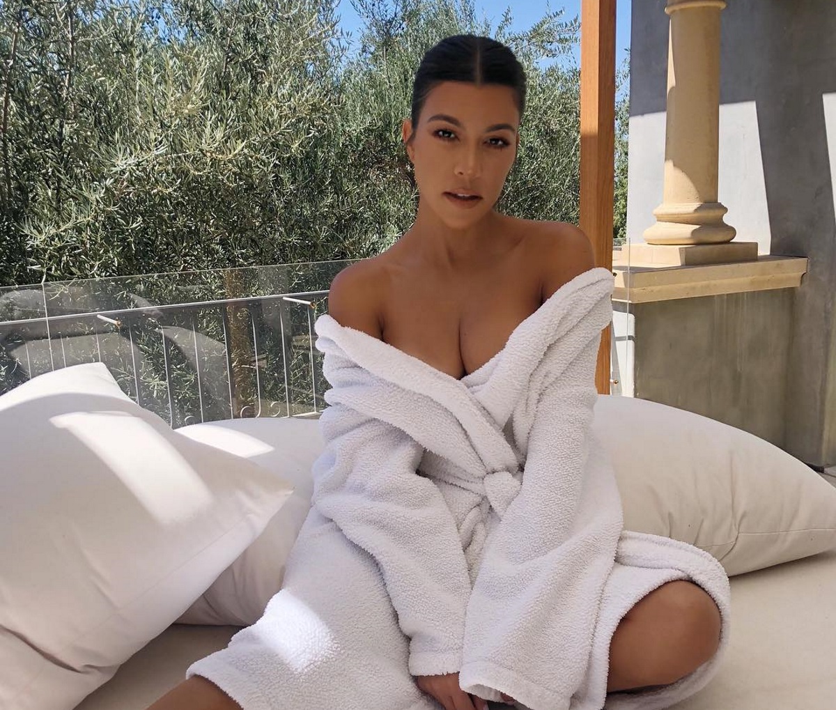 Η πιο καυτή φωτογράφιση της Kourtney Kardashian! Ποζάρει σχεδόν γυμνή για γνωστό περιοδικό [pics]