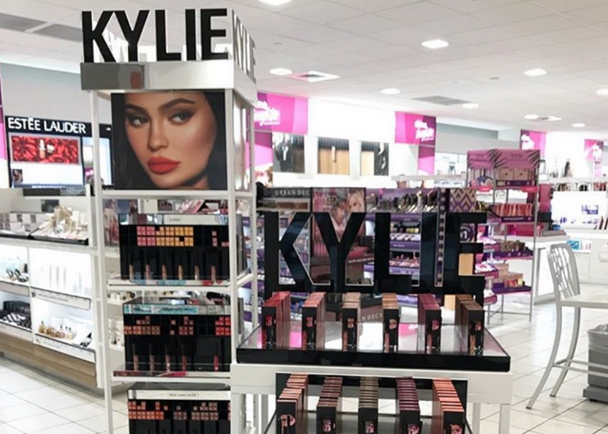 Τα Kylie Cosmetics είναι πλέον στα καταστήματα! Πώς αντέδρασαν οι fan στο twitter!