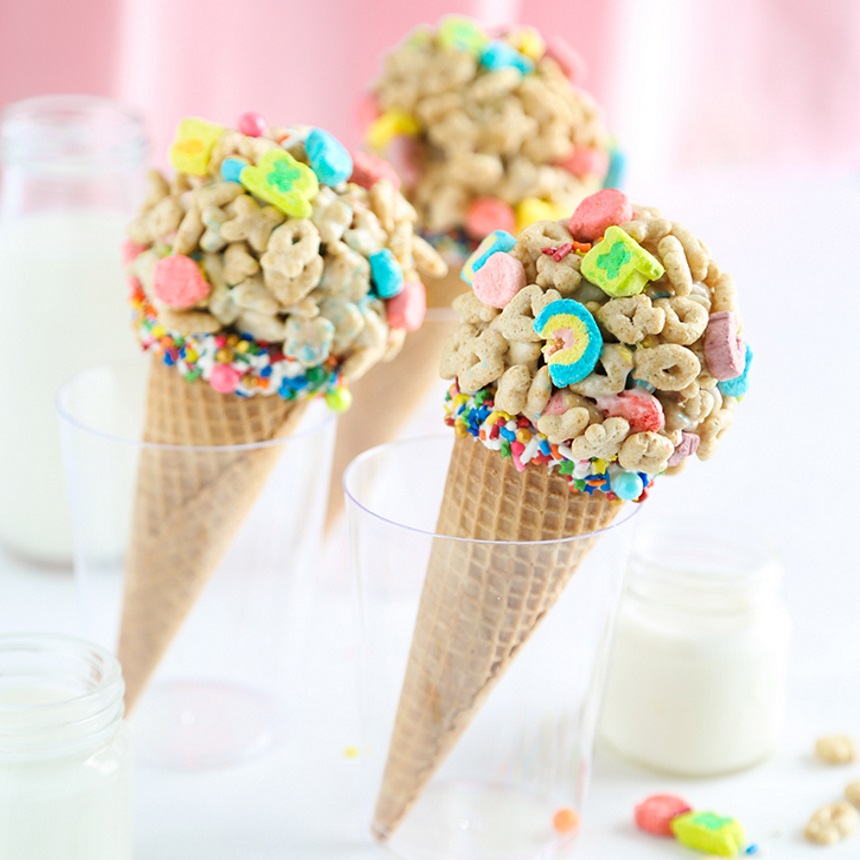 Χωνάκια με πολύχρωμες μπάλες δημητριακών και marshmallows