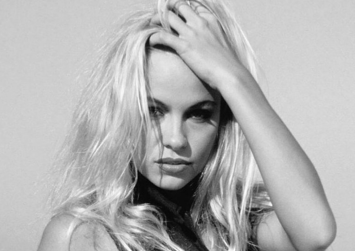 Pamela Anderson: Προσεύχεται στην εκκλησία για την μεγάλη καταστροφή στο Malibu![vid]