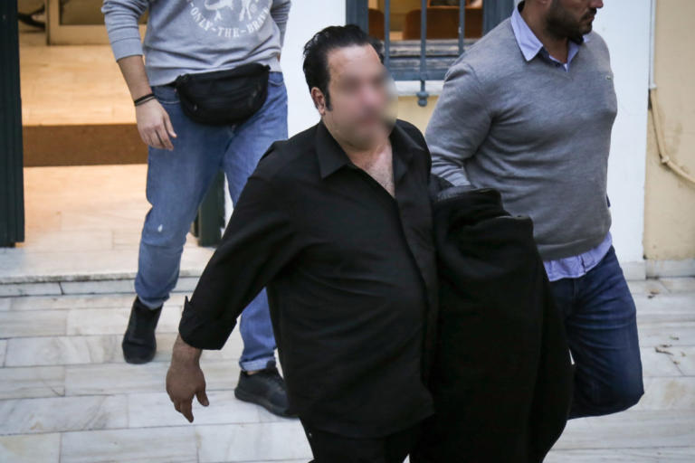Ριχάρδος: Στην ασφάλεια του Αβραμόπουλου ο αστυνομικός που εμπλέκεται στο κύκλωμα! | tlife.gr Ριχάρδος: Στην ασφάλεια του Αβραμόπουλου ο αστυνομικός που εμπλέκεται στο κύκλωμα! | tlife.gr